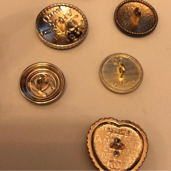 Set of 5 mixed Chanel buttons - Picture 3 of 3